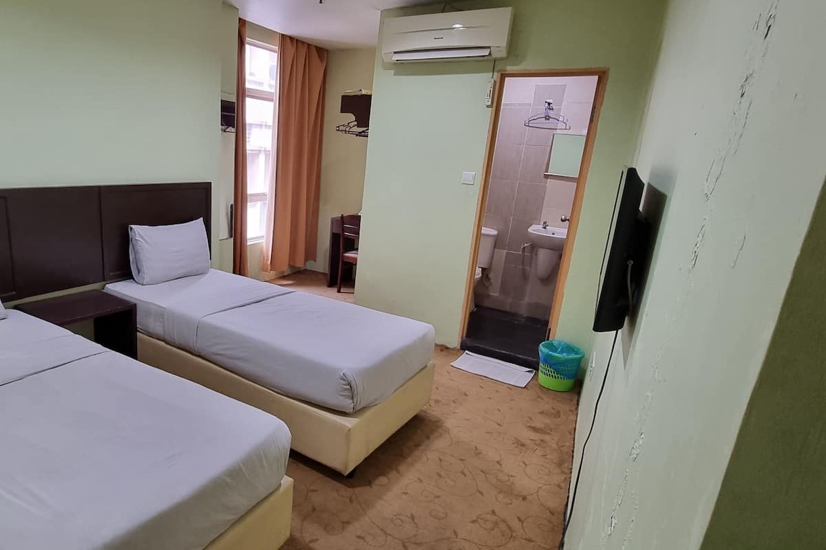 Standard Twin Room | Desk, iron/ironing board, WiFi (free), bed sheets