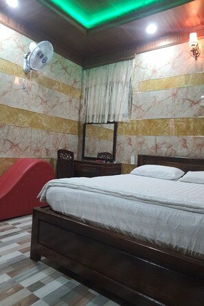 Desk, iron/ironing board, free WiFi, bed sheets - Hoa Anh Dao Garden Hotel (Ho Chi Minh City)