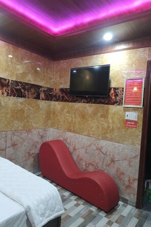 Desk, iron/ironing board, free WiFi, bed sheets - Hoa Anh Dao Garden Hotel (Ho Chi Minh City)