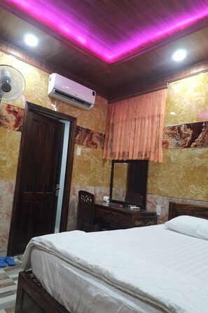 Desk, iron/ironing board, free WiFi, bed sheets - Hoa Anh Dao Garden Hotel (Ho Chi Minh City)