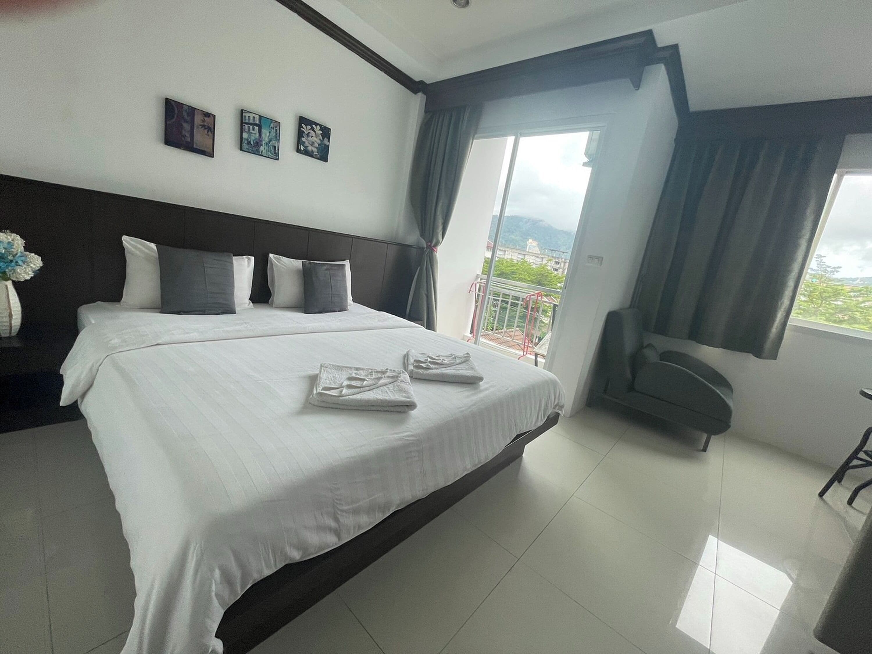 Laptop workspace, blackout curtains, free WiFi, bed sheets