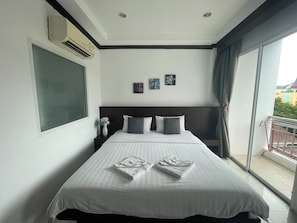 Laptop workspace, blackout curtains, free WiFi, bed sheets