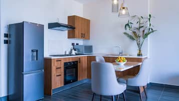 Refrigerador con freezer, microondas, horno, placa de cocina