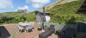 The thatched clinker house is located in the dunes of Hörnum