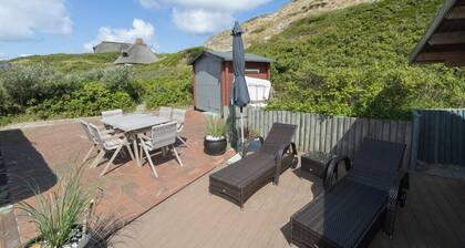 Das reetgedeckte Klinkerhaus liegt in den Dünen von Hörnum