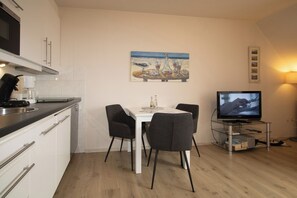 Fridge, microwave, dishwasher, coffee/tea maker - This apartment in Haus Brigitte is ideal for 2 people. (Hörnum auf Sylt)