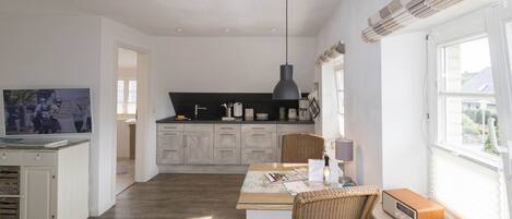 Refrigerador, placa de cocina, cafetera/tetera, tostadora