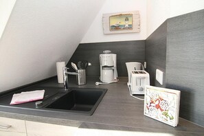 Kühlschrank, Herdplatte, Wasserkocher mit Kaffee-/Teezubehör, Toaster