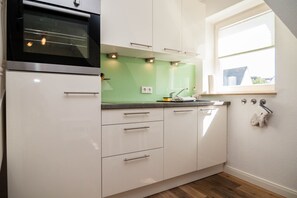 Kühlschrank, Mikrowelle, Herdplatte, Geschirrspüler