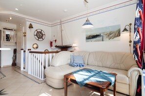 TV - This beautiful, bright and maritime-style vacation apartment (Hörnum)