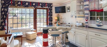 This beautiful, bright and maritime-style vacation apartment