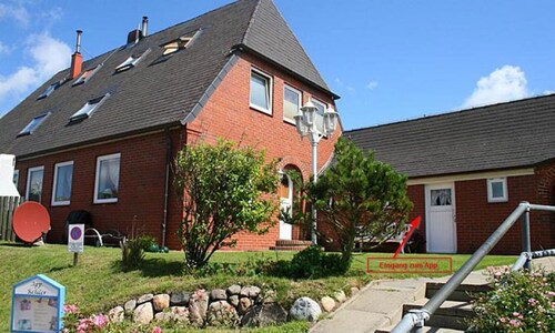 The apartment is located in a very quiet and yet centrally located S