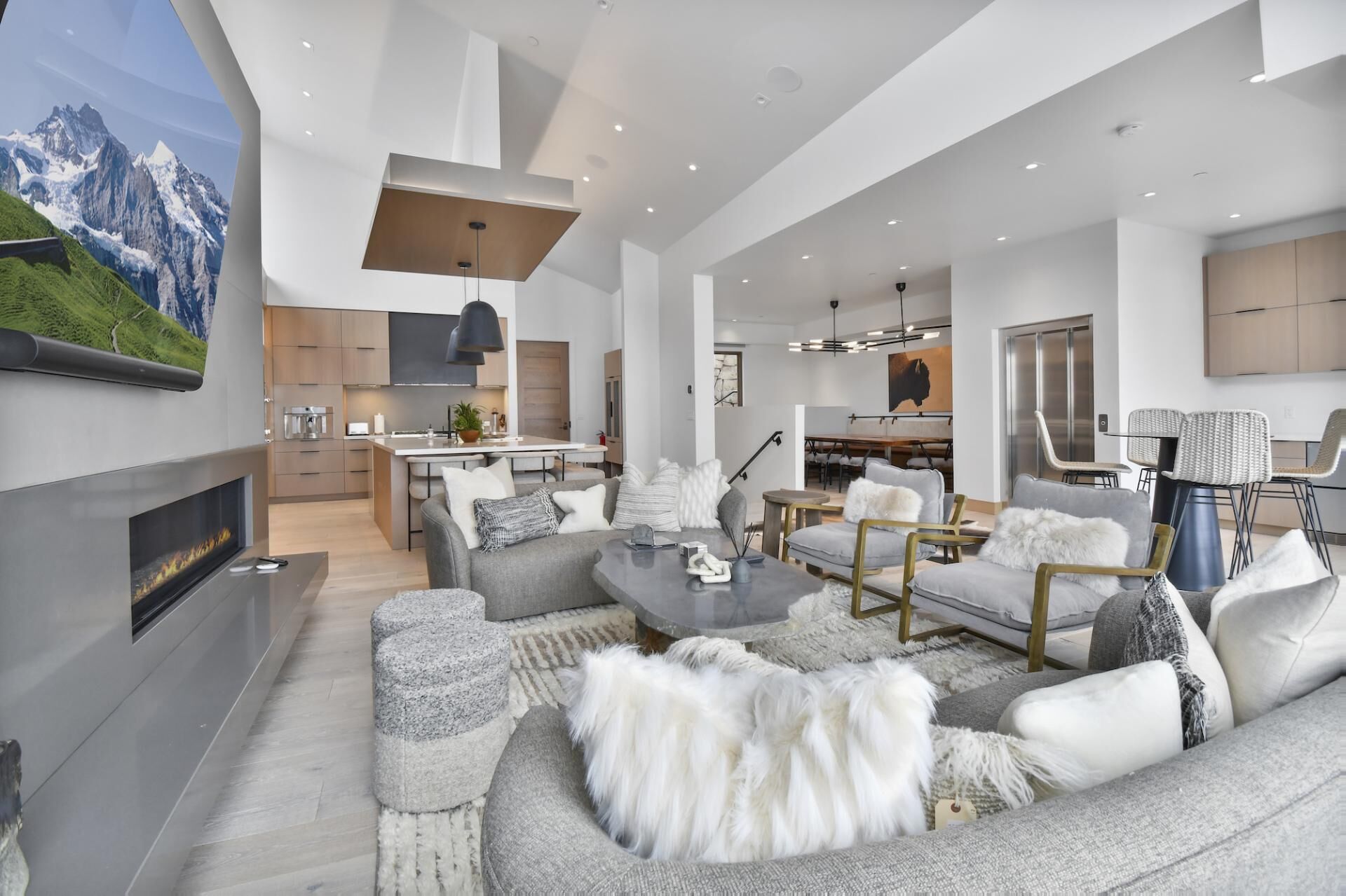 تلفزيون، مدفأة، ستيريو