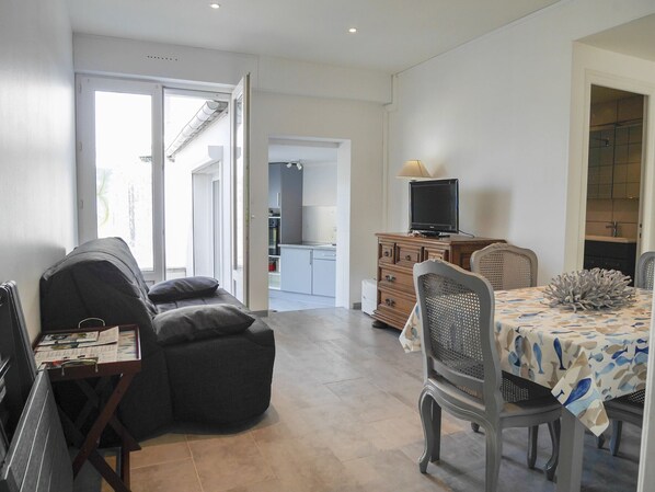 TV - Central apartment in Le Palais with sunny courtyard, pets allowed (Le Palais)