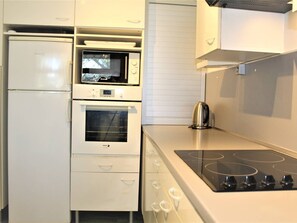Frigorifero, microonde, forno, piano cottura