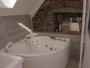 Bathroom - Contemporary home in quiet area near beach, WiFi included (Locmaria)