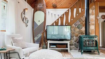 Smart TV, fireplace, DVD player, streaming services