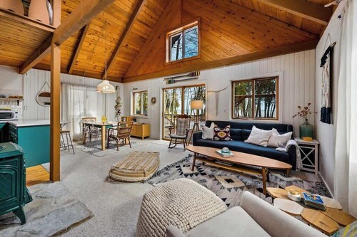 Snug Life - Sturgeon Bay Lakefront Cabin