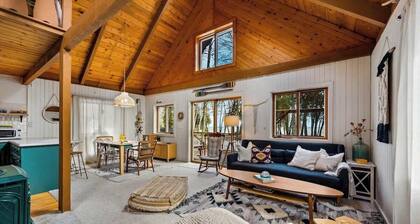 Snug Life - Sturgeon Bay Lakefront Cabin