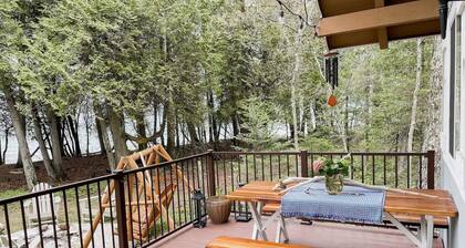 "Snug Life" - Sturgeon Bay Lakeshore Cabin - Barrel Sauna