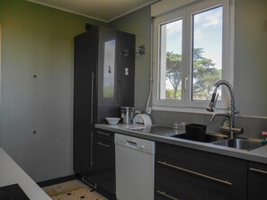 Jääkaappi, mikroaaltouuni, uuni, astianpesukone