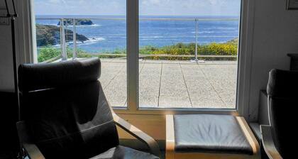 Spacious family house facing the sea on Belle-Île
