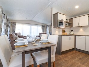 Una cocina moderna para autocaravana con microondas, pileta y placares.
