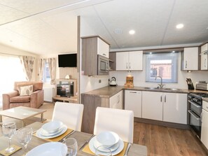 Kylskåp, diskmaskin, vattenkokare och brödrost