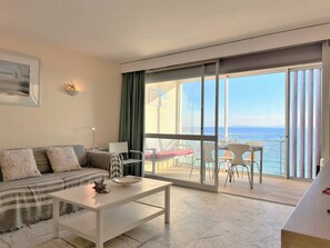TV - 2-room apartment with sea view, beach at Cavalière (Le Lavandou)