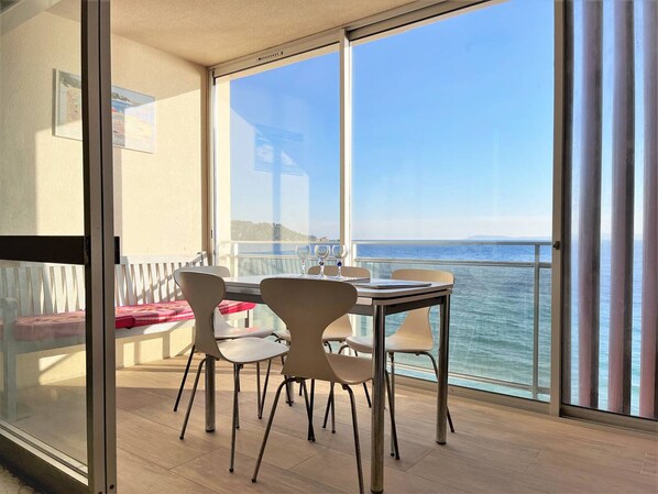 Dining - 2-room apartment with sea view, beach at Cavalière (Le Lavandou)