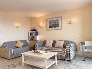 TV - 2-room apartment with sea view, beach at Cavalière (Le Lavandou)