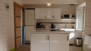 Wasserkocher mit Kaffee-/Teezubehör, Kühlschrank, Mikrowelle, Ofen