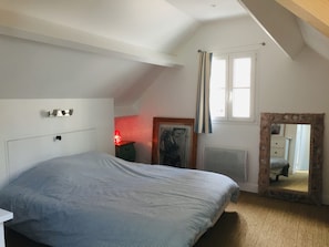 1 bedroom, WiFi - Modern duplex in the heart of Palais, close to beaches (Le Palais)