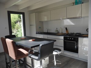 Refrigerador, horno, lavavajillas y cafetera y tetera 