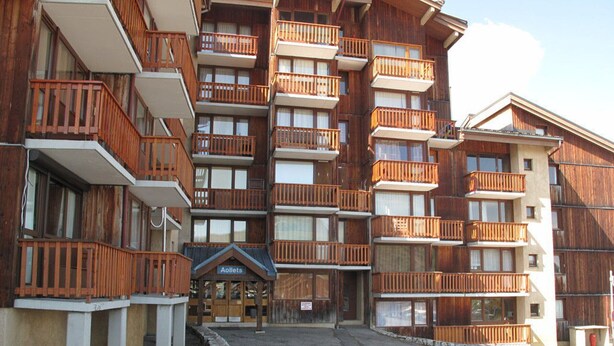 A multi-story hotel with wooden balconies and a central entrance labeled "Aollets". - Cozy studio at the foot of the slopes in Plagne Village (Plagne Villages)