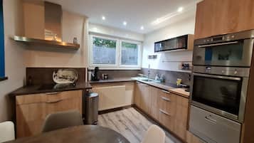 Kühlschrank, Mikrowelle, Geschirrspüler, Toaster