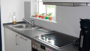 Coffee/tea maker, fridge, oven, dishwasher - Semi-detached house near Le Palais with garden and terrace, 2 bedrooms (Le Palais)