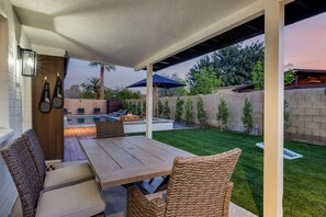 Outdoor dining - Luxe Spa-baths, Pool & Firepit, Walk to Eateries (Scottsdale)
