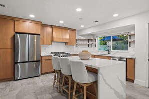 Kylskåp, mikrovågsugn, ugn och spishäll