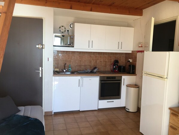 Fridge, stovetop