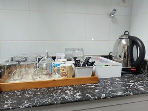 Plateau de convivialité avec bouilloire et boissons chaudes.