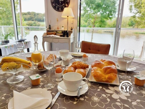 Family suite with 2 bedrooms, breakfast included, private lounge, near Laval and Château-Gontier