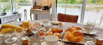 Family suite with 2 bedrooms, breakfast included, private lounge, near Laval and Château-Gontier