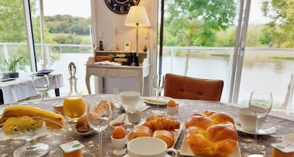 Family suite with 2 bedrooms, breakfast included, private lounge, near Laval and Château-Gontier