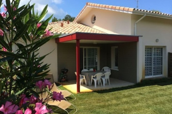 Lieu de vie en été , la terrasse avec barbecue, plancha électrique.