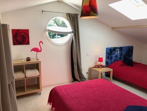 3 chambres, fer et planche à repasser, lit de bébé portatif