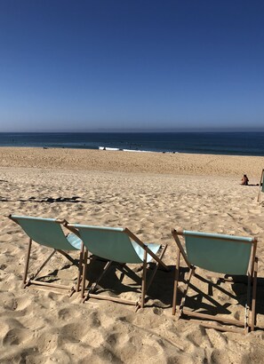 A beach with three light blue beach chairs and a sandy beach. - HAUS ECUREUIL, 90 m2 Family, friends, athletes—ALL WITHOUT ANY DISTURBANCES—OCEAN, LAKE, VILLAGE (Vieux-Boucau-les-Bains)