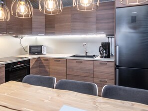 Kühlschrank, Mikrowelle, Geschirrspüler, Kochgeschirr/Geschirr/Besteck