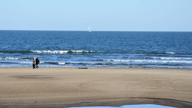A beach with a sandy shore and a sailboat in the distance. - Cozy Studio House with Mezzanine & Cabine - 6 Beds, 40m from Water, 3min to Beach, Parking Included (Gruissan)