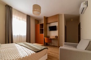 デラックス トリプルルーム | セーフティボックス (室内)、デスク、アイロン / アイロン台、WiFi (無料)